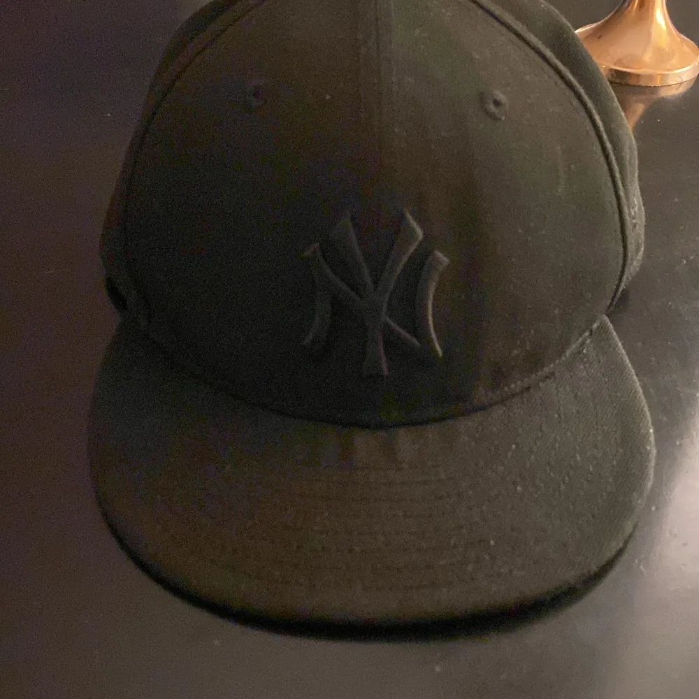 Jag säljer denna keps för den passar inte alls bra på mig. En new era/yankees keps som köptes på jd sports för 490/500 kr kommer inte riktigt ihåg. Den är använd kanske 6 gånger och är i väldigt bra skick. Pris kan diskuteras om du vill köpa den.🙌. Accessoarer.