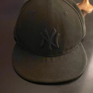 New yankees keps  - Jag säljer denna keps för den passar inte alls bra på mig. En new era/yankees keps som köptes på jd sports för 490/500 kr kommer inte riktigt ihåg. Den är använd kanske 6 gånger och är i väldigt bra skick. Pris kan diskuteras om du vill köpa den.🙌