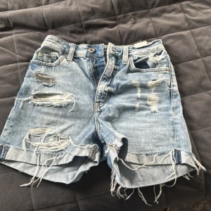 Shorts - Shorts från hm , knappast använda, st 32 typ 150 med frakt , sitter ganska högmidjade 