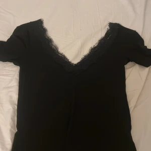 Spetströja  - Jättefin svart spetströja. Vet inte vart den kommer ifrån men aldrig använd.