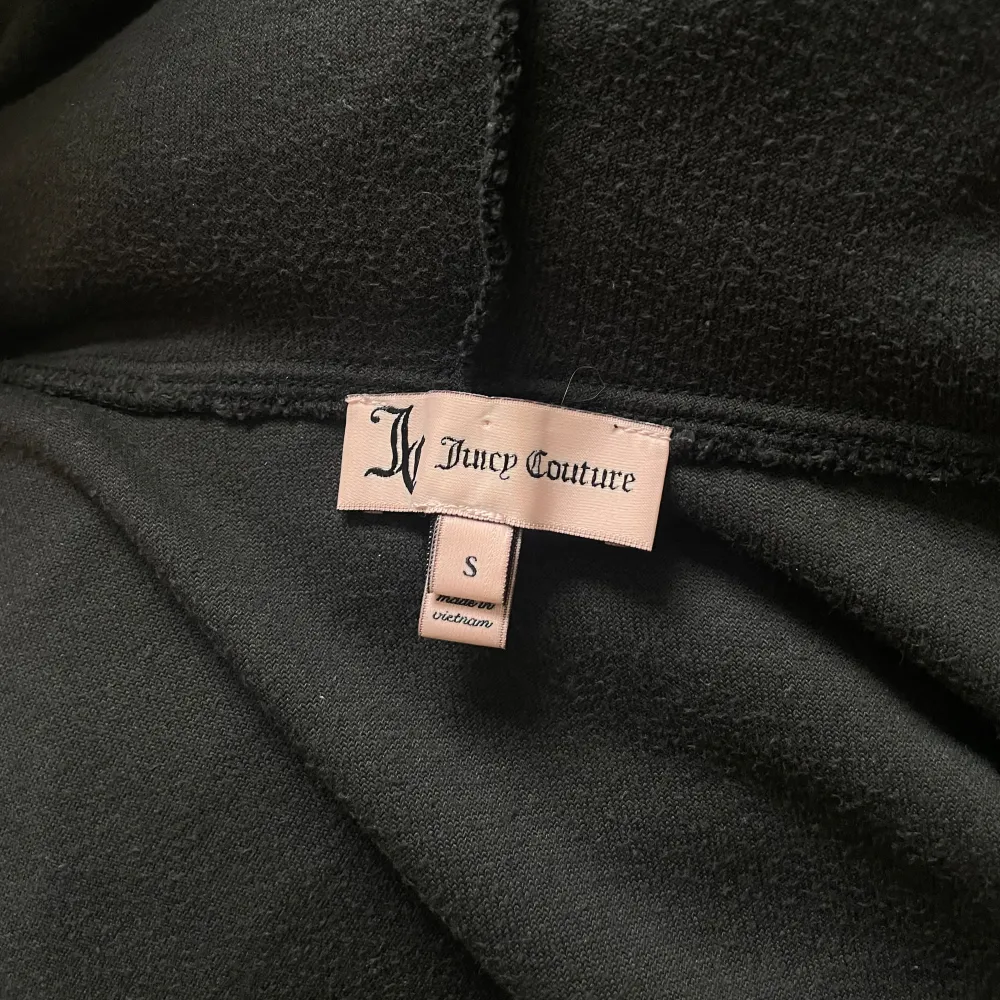 Säljer min Juicy Couture kofta då jag inte använder den nått mer, den är i jättebra skick och använd max 5 gånger💕💕. Tröjor & Koftor.