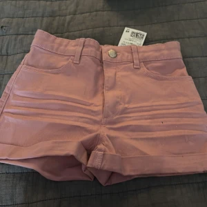 Jätte fina rosa shorts  - Superfina rosa shorts i storlek 140 men passar 146 också jätte bra skick har aldrig använt och lappen är kvar