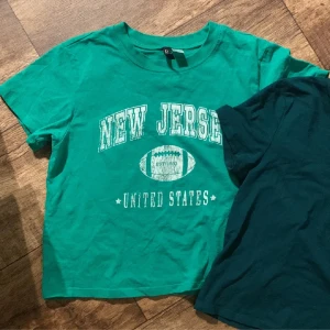 Två t-shirts  - Två gröna t-shirts från H&M, inga defekter. Den ljusgröna är i storlek S och den mörkgröna i M men de båda sitter ungefär likadant på. Skriv om du har några frågor!💚