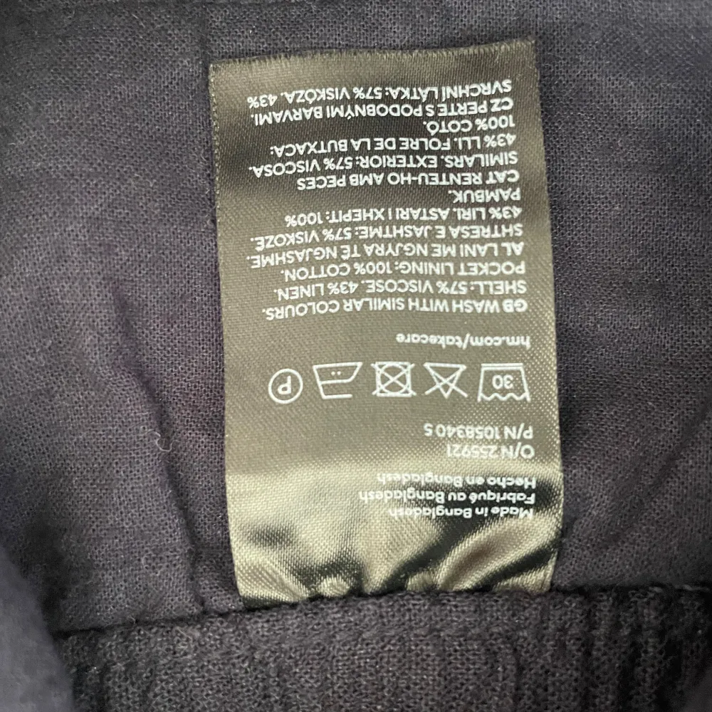 Säljer ett par svarta shorts från H&M i storlek S. De är tillverkade av en mjuk blandning av linne och viskos, vilket gör dem superbekväma. Shortsen har en elastisk midja med dragsko för perfekt passform. Perfekta för en avslappnad dag eller en promenad i parken.. Shorts.