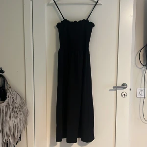 Svart lång klänning - Superskön långklänning från hm! ❤️