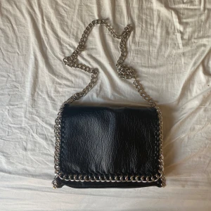 Tiamo axelväska - Svart Tiamo väska med silver kedja som aldrig blivit använd💕💕