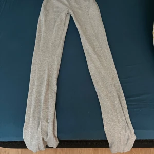 Bootcut yogapants - Sjukt fina byxor. Säljer för dem tyvärr små för mig. Storlek S men passar sjukt bra som xs!🥰