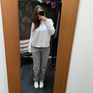 Jeans - Ett par jeans som jag säljer för att dem tyvärr inte kommer till användning. Har används några fåtal gånger och är i bra skick!💕 (Pris kan diskuteras)