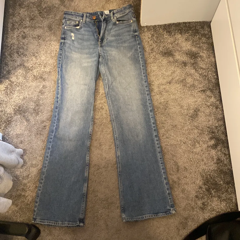 Snygga bootcut jeans perfekta för vardagen. Passar dig som är ca. 160cm. . Jeans & Byxor.