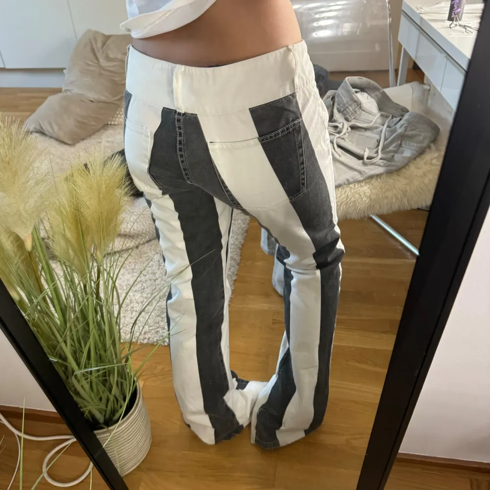 Så otroligt snygga lågmidjade jeans från fishbone!! Midjemått 39 o innerbenslängden är 87🥰💘 Säljer då d tyvärr ej passade!! (Sista bilderna är av tidigare ägaren). Jeans & Byxor.