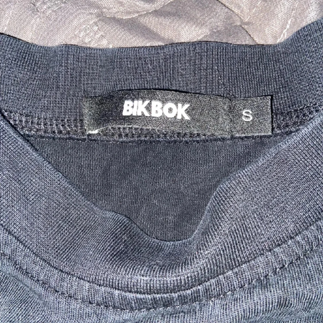 Svart croppad t-shirt från BikBok - 91