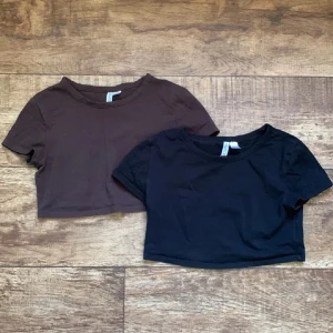 Två toppar  - Båda är i väldigt bra skick. Storlek S men passar även XS. Skriv om du har några frågor!💖