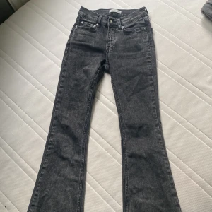 Jeans - Säljer mina jeans som är ifrån Gina tricot. Dom är använda men i bra skick🤍