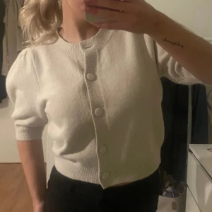 Beige kofta - Beige kofta strl M från Neo Nior, saknas en knapp extra knappen skickas med !! 💕🤍köpt för 750kr