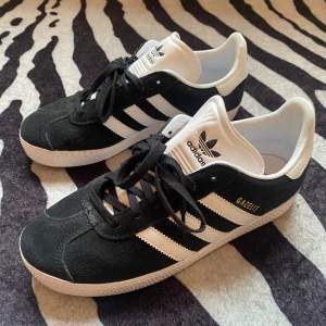 Jag säljer mina adidas gazelle som jag BARA har använt 2 gånger i torrt väder! De är impregnerade och i mycket fint skick! På sista bilden syns lite smuts som blivit av att skorna nuddat min brun utan sol, men det syns inte när man har skorna på sig😍