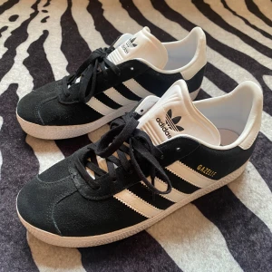 Nya Adidas Gazelle!! - Jag säljer mina adidas gazelle som jag BARA har använt 2 gånger i torrt väder! De är impregnerade och i mycket fint skick! På sista bilden syns lite smuts som blivit av att skorna nuddat min brun utan sol, men det syns inte när man har skorna på sig😍