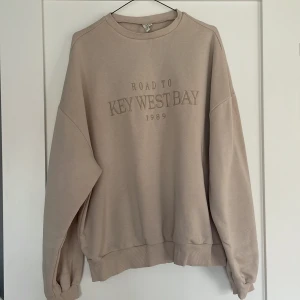 Oversized collegetröja - Beige oversized collegetröja från Nelly, stl S💗