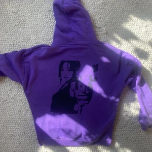 Hoodie med tryck - Jättecool handmålad hoodie som är köpt frn BikBok!   Använd ett fåtal gånger. 