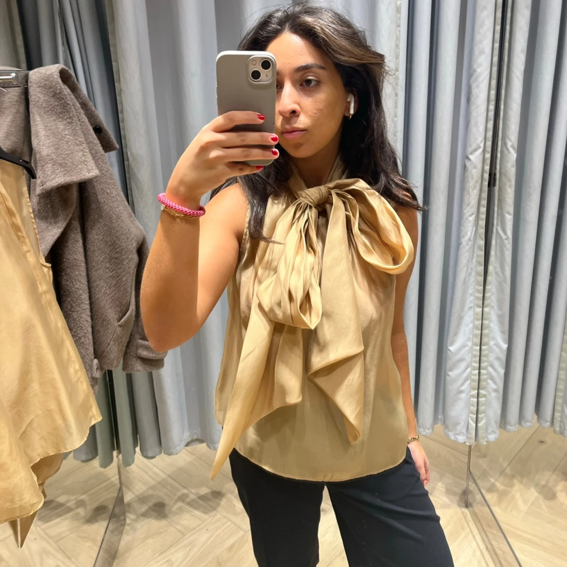 Guldig blus med rosett