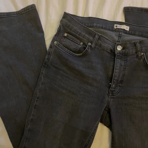 Low waist bootcut - Low/midwaist bootcut jeans. Oanvända och säljer då de är för stora 💋 midjemått ca 42cm och innebensmått ca 87cm. Svart/grå. Passar M/L.