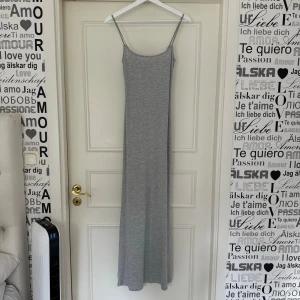 Klänning - Säljer denna fina klänning i soft touch som tyvärr inte kommit till användning på länge!