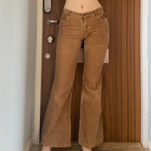 Byxor - Supersnygga manchesterbyxor men de är för små för mig 😔 storlek 38 men skulle säga 36/38. Midja ca 77 cm, innerbenslängd 81 cm. 