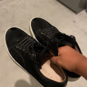 Lanvin skor  - Här säljer jag ett par skit feta lanvins. De är i storlek 40 men passar upptill 42. De är knappat använda därför säljer jag de. Allt og tillkommer. De är köpta i Paris. Mvh north-resell.