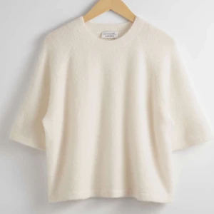 Stickad tröja  - Säljer en jätte fin stickad tröja från & Other stories. Den är knappt använd och är i jätte bra skick. Den är i storlek S. Nypris är 790💕💕