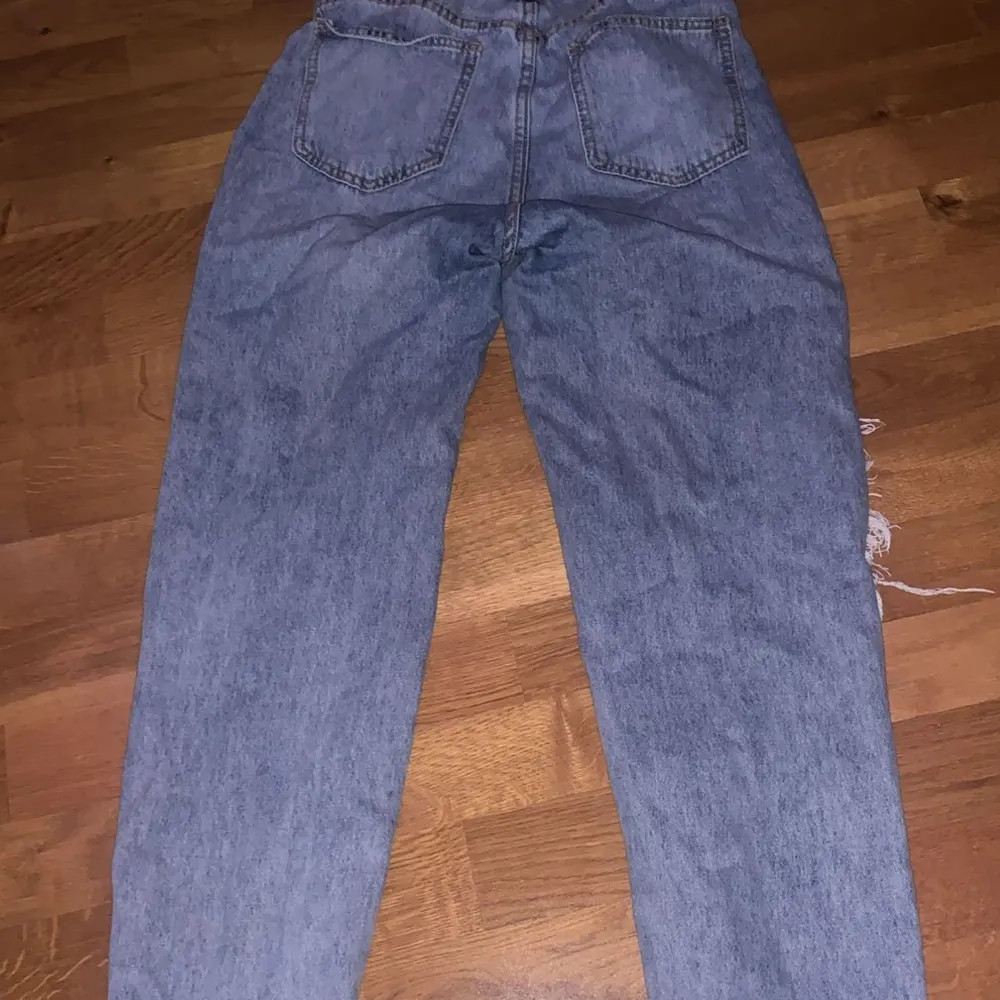 Ljusblåa håliga baggy jeans i storlek 34(xs) är i väldigt bra skick nästan aldrig haft på mig dom.. Jeans & Byxor.