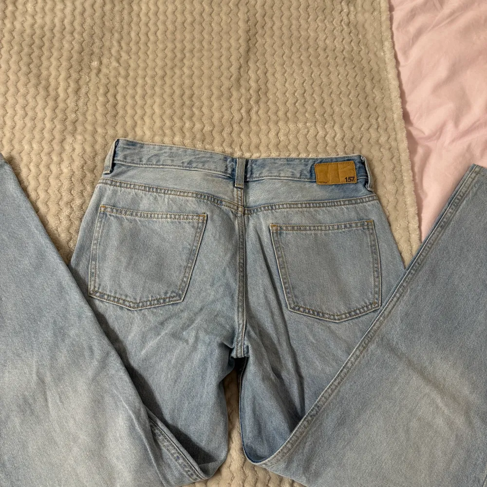 Hej jag säljer mina Icon jeans ifrån Lager 157 då dem inte passar, dem är inte användbar någonting alls men lappen är borttagen och dem är tvättade i tvättmaskin😊 köpta dem för 400kr och uppmuntrar till snabb affär❣️Dem är lågmidjade och helt straight. Jeans & Byxor.