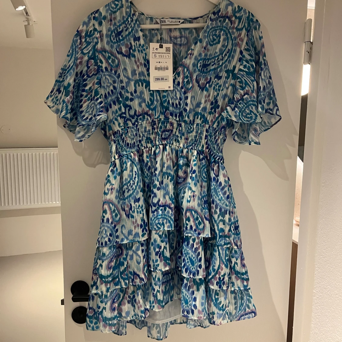 Mönstrad blå klänning