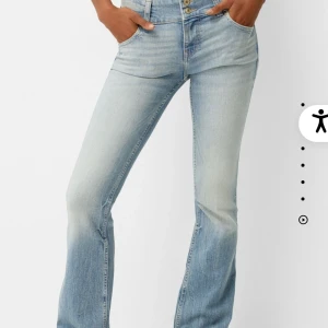 Flare/bootcut jeans - Svin snygga jeans från bershka  som är helt nya. Säljer då de inte passade mig.   De är lågmidjade och flare/bootcut