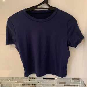 Marinblå tvådelad set - Helt nya aldrig använt eftersom dom va för små och kunde inte lämna tillbaka. Storleken är S fast är väldigt stretchig