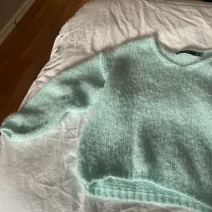 säljer denna superfina tröja - Säljer denna tröja då den tyvärr inte kommer till användning för mig längre. Färgen på den är såå sjukt snygg den är ljus turkos och en härlig färg att ha speciellt på sommarn. 