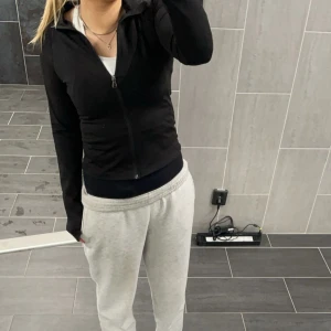 Träningströja från Nelly  - Super fin och trendig träningströja från Nelly ”Full Zip Top” 