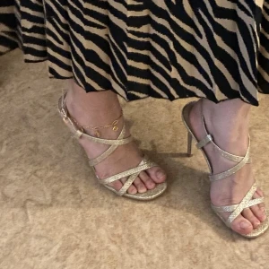 Klackar  - Ett par guldiga klackar ifrån primark i England 