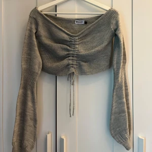 Grå stickad tröja - Grå stickad off-shoulder typ av tröja från Madlady, storlek XS Använt endast 1 gång
