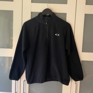 Oakley Fleecetröja - Svart fleecetröja från Oakley i storlek M. I mycket fint skick! 