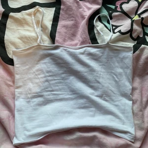 Crop top hm vit snygg  - Säljer denna fina croptop. köpt ifrån hm. Går och få plats i ifall man är storlek M💕 Tömmer min garderob med kläder jag knappt använder/ aldrig använt 🥲 nästan allt är thriftat. Om ni har några frågor skicka gärna ett dm :) jag kan också samfrakta