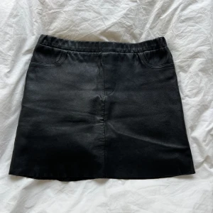 Zadig&Voltaire kjol - Minikjol i svart skinn från Zadig&Voltaires Deluxe-linje. Storlek fransk 36, passar xs-s, eventuellt liten medium då den är stretchig i skinnet. 