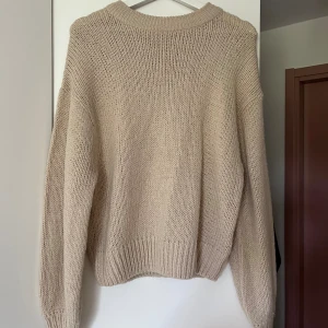 Beige tröja - Fin stickad tröja  Sparsamt använd 
