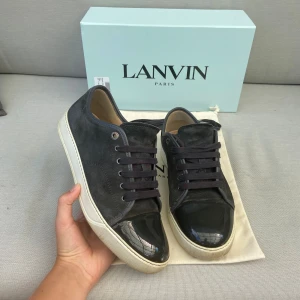 Lanvin skor - Säljer nu dessa sjukt snygga och eftertraktade lanvin cap toes! Skick 8,5/10. Storlek UK 8 - 43/44. Färgen är mörkgrå och passar till allt! Hör av er vid funderingar.