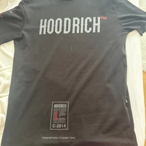 Hoodrich T-shirt - Använt 1 gång och följer med etiketten. Köpte i Jd för 600kr ett tag sen. Skriv vid intresse!!!