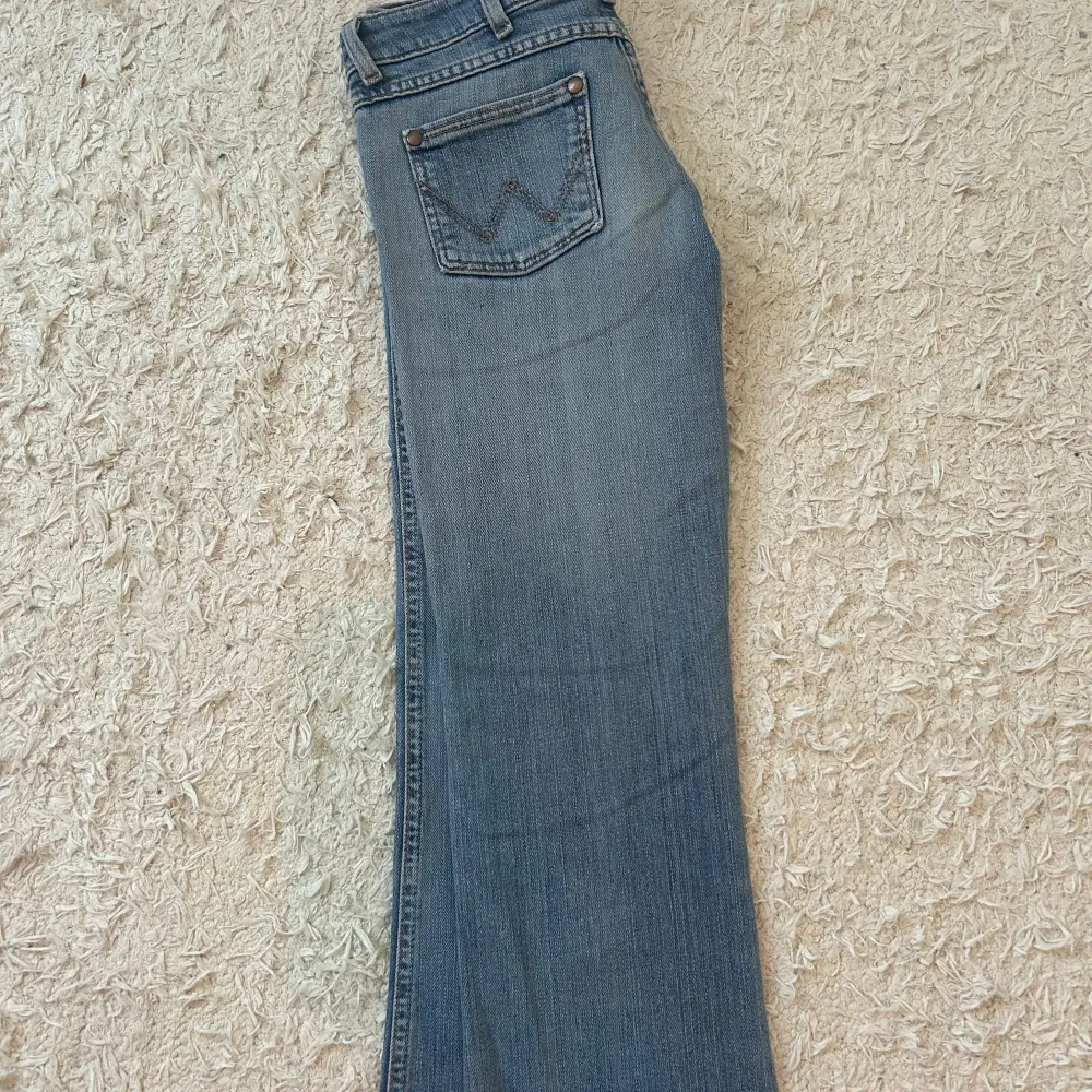 Assnygga lågmidjade jeans ifrån wrangler😍😍skriv för mått!! Pris kan diskuteras🫶. Jeans & Byxor.