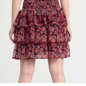 Lindex kjol  - Säljer min jättefina kjol ifrån lindex eftersom att jag inte använder den längre, storlek 128 men passar mig som är 14 och har ca xxs-s i vuxen kläder❤️