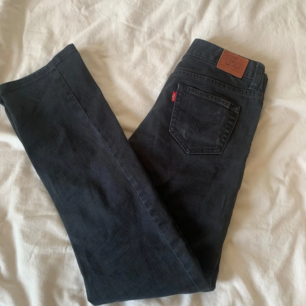 Svarta lågmidjade Levis jeans som jag köpte second hand men som tyvärr var för små och för långa på mig. Midjemått (rakt över): 36 cm Innerbenslängd: 80 cm. Jeans & Byxor.