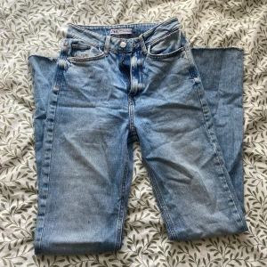 Zara jeans 32 - Ett par blåa jeans från zara i storlek 32,  Finns några småfläckar som jag inte vet om dom går bort🫶🏻