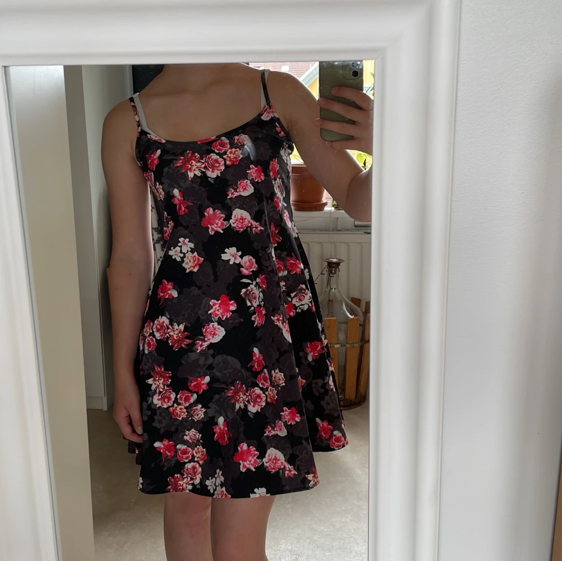 Blommig klänning med smala axelband - 91