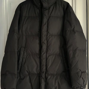Prada dunjacka M/L - Grymt skick, inga defekter eller fläckar   Svart  Nylon/polyamid/dun