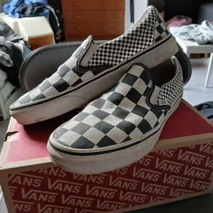 Vans skor limited - Säljer nu mina speciella vans skor pga att de bara står o ruttnar i garderoben. Skorna är designade från vans egna hemsida. Tyget som används(de små rutorna) fins inte kvar på deras hemsida. Använda ganska lite (typ 2m)men är ganska smutsiga.nypris1k